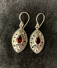 Lade das Bild in den Galerie-Viewer, Handgearbeitete Silber Ohrhänger mit Verschiedenen Steinen