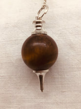 Lade das Bild in den Galerie-Viewer, Pendel aus Stein oder Messing