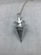 Lade das Bild in den Galerie-Viewer, Pendel aus Stein oder Messing