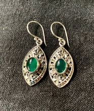 Lade das Bild in den Galerie-Viewer, Handgearbeitete Silber Ohrhänger mit Verschiedenen Steinen