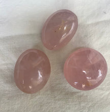 Lade das Bild in den Galerie-Viewer, Rosenquarz Handschmeichler/Seifenstein