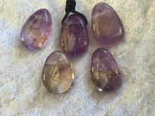 Lade das Bild in den Galerie-Viewer, Ametrin Trommelstein gebort am Baumwollband