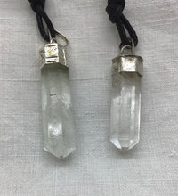 Lade das Bild in den Galerie-Viewer, Bergkristall-Spitze gefasst