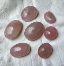 Lade das Bild in den Galerie-Viewer, Rosenquarz Handschmeichler/Seifenstein