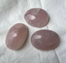 Lade das Bild in den Galerie-Viewer, Rosenquarz Handschmeichler/Seifenstein