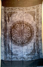 Lade das Bild in den Galerie-Viewer, Sarong keltischer Knoten