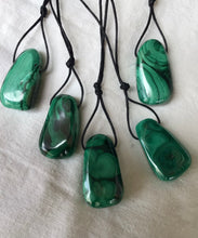 Lade das Bild in den Galerie-Viewer, Malachit Trommelstein gebohrt am Baumwollband