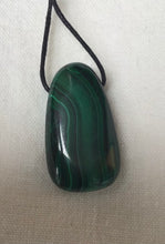 Lade das Bild in den Galerie-Viewer, Malachit Trommelstein gebohrt am Baumwollband