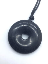 Lade das Bild in den Galerie-Viewer, Schwarzer Turmalin (Schörl) - Donut - Steineladen Larimar