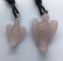Lade das Bild in den Galerie-Viewer, Rosenquarz Engel mit Öse - Steineladen Larimar
