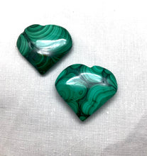 Lade das Bild in den Galerie-Viewer, Malachit Handschmeichler und Herzen