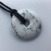 Lade das Bild in den Galerie-Viewer, Magnesit(Howlith)Donut - Steineladen Larimar