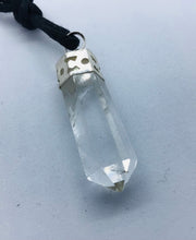 Lade das Bild in den Galerie-Viewer, Bergkristall-Spitze gefasst - Steineladen Larimar