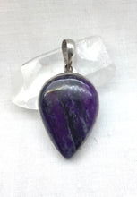 Lade das Bild in den Galerie-Viewer, Sugelith Anhänger mit 925 er Silber gefasst