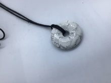 Lade das Bild in den Galerie-Viewer, Magnesit(Howlith)Donut - Steineladen Larimar