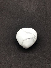 Lade das Bild in den Galerie-Viewer, Magnesit- Herz -Handschmeichler, Deko- Stein Geschenkidee