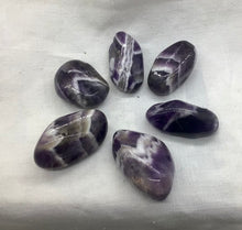 Lade das Bild in den Galerie-Viewer, Amethyst,dunkel(Cheffron)Trommelstein,Heilstein
