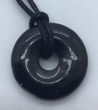 Lade das Bild in den Galerie-Viewer, Schwarzer Turmalin (Schörl) - Donut - Steineladen Larimar