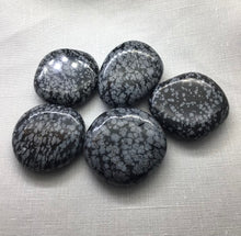 Lade das Bild in den Galerie-Viewer, Schneeflocken Obsidian Trommelstein
