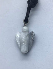 Lade das Bild in den Galerie-Viewer, Magnesit (Howlith)Engel mit Öse - Steineladen Larimar