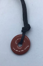 Lade das Bild in den Galerie-Viewer, Roter Jaspis Donut - Steineladen Larimar