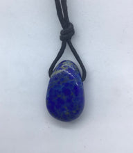 Lade das Bild in den Galerie-Viewer, Lapislazuli Trommelstein gebohrt - Steineladen Larimar