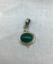 Lade das Bild in den Galerie-Viewer, Malachit Anhänger,mit echt Sterling Silber gefasst