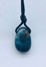 Lade das Bild in den Galerie-Viewer, Apatit Trommelstein gebohrt - Steineladen Larimar