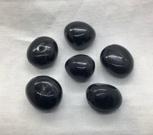 Lade das Bild in den Galerie-Viewer, Schwarzer Turmalin (Schörl)Trommelstein/Scheibenstein