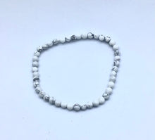 Lade das Bild in den Galerie-Viewer, Magnesit Armband - Steineladen Larimar