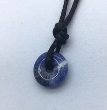 Lade das Bild in den Galerie-Viewer, Sodalith Donut - Steineladen Larimar