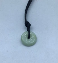 Lade das Bild in den Galerie-Viewer, Jade ,Serpentin,chinesische Jade Donut - Steineladen Larimar
