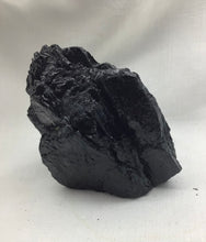 Lade das Bild in den Galerie-Viewer, Schwarzer Turmalin/Schörl Kristall, schamanischer Schutzstein, Naturkristall,Himalaya