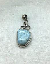 Lade das Bild in den Galerie-Viewer, Larimar Anhänger