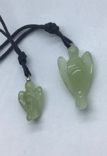 Lade das Bild in den Galerie-Viewer, Jade ,chinesische Jade,Serpentin Engel - Steineladen Larimar