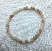 Lade das Bild in den Galerie-Viewer, Mondstein-Armband mehrfarbig