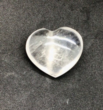 Lade das Bild in den Galerie-Viewer, Bergkristall-Herz-Handschmeichler,Deko Stein,Geschenkidee