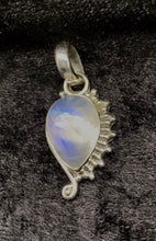Lade das Bild in den Galerie-Viewer, Mondstein-Anhänger (weißer Labradorit) mit 925er Silber