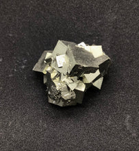 Lade das Bild in den Galerie-Viewer, Pyrit Naturkristall -Würfel (Peru)