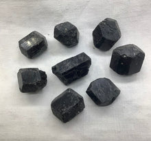 Lade das Bild in den Galerie-Viewer, Schwarzer Turmalin (Schörl)Trommelstein/Scheibenstein