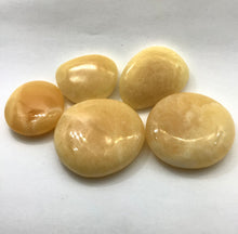 Lade das Bild in den Galerie-Viewer, Orangencalzit,Trommelstein, Scheibenstein,Heilstein