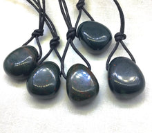 Lade das Bild in den Galerie-Viewer, Heliotrop Stein gebohrt dunkelgrün