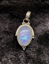 Lade das Bild in den Galerie-Viewer, Mondstein-Anhänger (weißer Labradorit) mit 925er Silber