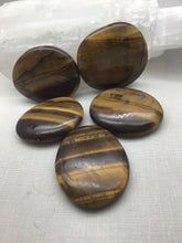 Lade das Bild in den Galerie-Viewer, Tigerauge Trommelstein L( etwa 30 x20 x10 mm)