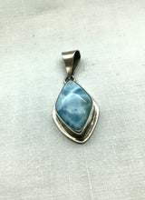 Lade das Bild in den Galerie-Viewer, Larimar Anhänger