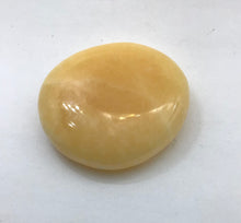Lade das Bild in den Galerie-Viewer, Orangencalzit,Trommelstein, Scheibenstein,Heilstein