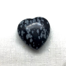 Lade das Bild in den Galerie-Viewer, Schneeflocken Obsidian Herz klein(30x30 mm),Handschmeichler
