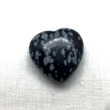 Lade das Bild in den Galerie-Viewer, Schneeflocken Obsidian Herz klein(30x30 mm),Handschmeichler