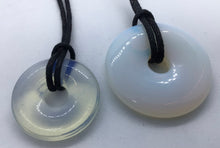 Lade das Bild in den Galerie-Viewer, Bergkristall Trommelstein gebohrt - Steineladen Larimar