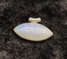 Lade das Bild in den Galerie-Viewer, Mondstein-Anhänger (weißer Labradorit) mit 925er Silber
